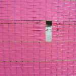 4 Cécile Savelli, Impromptu (détail), 2023, tissage de rubalise sur grille de chantier, 15 m x 2 m (5 grilles de 3 m x 2m), Photo de l'artiste. jpg