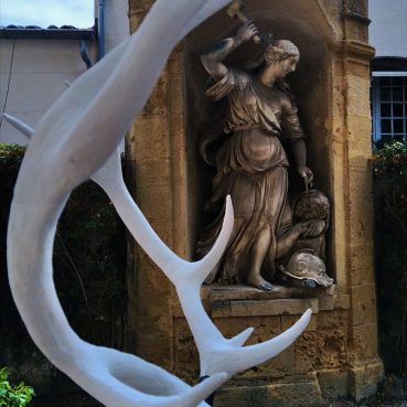 Goulven Delisle - Faune - installation dans le Jardin Joseph Sec, Aix-en-Provence, projet Arts Vivants Aix. 2024 © Mathieu Grizard