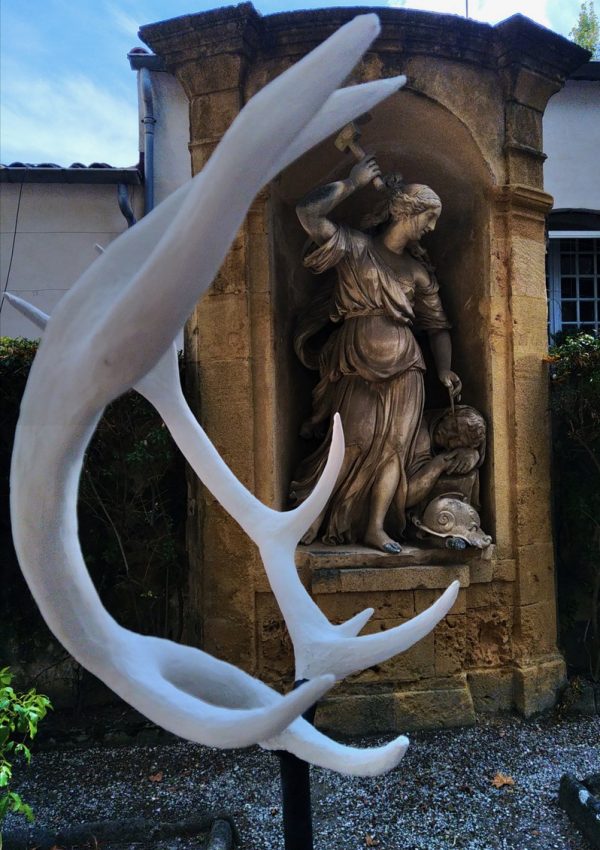 Goulven Delisle - Faune - installation dans le Jardin Joseph Sec, Aix-en-Provence, projet Arts Vivants Aix. 2024 © Mathieu Grizard