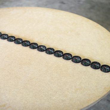 Ahram Lee, <em>Turn the table</em>, 2012. Boussoles alignées sur table tournante, dimensions variables.